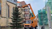 Heute wurden die Weihnachtslichter am Tannenbaum auf dem Marktplatz BZA angebracht. Und das bei dem Wetter. Respekt vor den beiden Mitarbeitern der Stadtwerke. Text. sp. Foto. rw. 