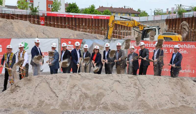 Es hat begonnen. Spatenstich am heutigen Montagmittag für den Neubau der Zentrale Sparkasse Südpfalz in LD auf dem ehemaligen Kaufhof-Areal gegenüber des Hauptbahnhofes. 