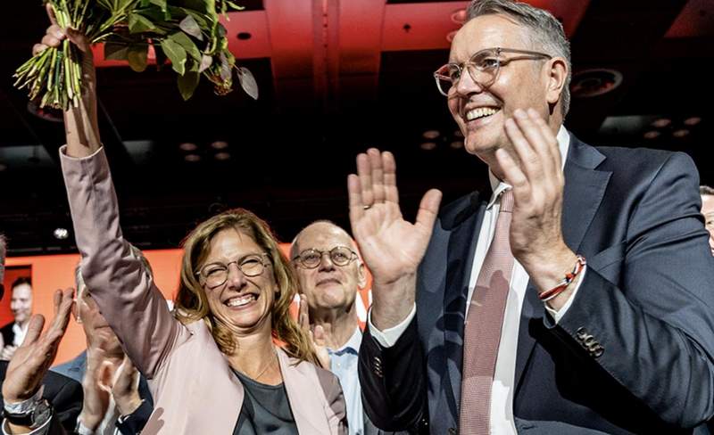 SPD-Fraktionsvorsitzende im Landtag in MZ, Sabine Bätzing-Lichtenthäler, hier mit MP Alexander Schweitzer, wird am kommenden Montag in dessen Heimatort BZA die Kandidaten für den Bundestagswahlkreis 210 (Yildiz Härtel) und SÜW-Landratskandidatin Anne Bendel an Infoständen unterstützen. Foto. SPD. Frei. 
