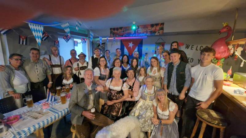 Deutsch-kubanische Familien-Zusammenführung in der Kettenstube in BZA. Detlev Kunz im rot-weiß karierten Hemd in der Mitte vorne, rechts neben ihm seine 94-jährige Mutter Edith. Foto. rw. 