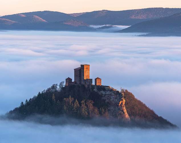 Die Reichsfeste Trifels über Annweiler.