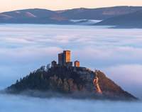 Die Reichsfeste Trifels über Annweiler.