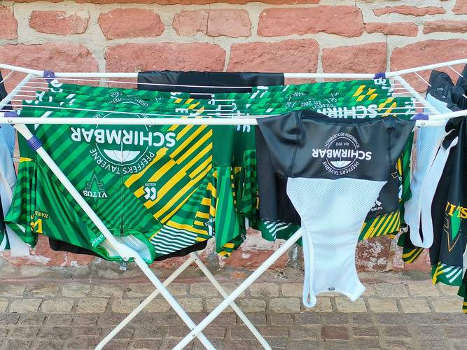 Die Trikots für die 14 Fahrer und Fahrerinnen beim Jedermanns-Rennen über 50 Kilometer sind erst am gestrigen Donnerstag eingetroffen. Schnell noch in die Waschmaschine ... Foto. PR. Frei. 