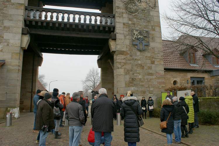 Das Deutsche Weintor in Schweigen symbolisiert heute Völkerverständigung. Einst war es ein Macht- um Marketingsymbol der Nazis. Zu sehen am Reichsadler oben rechts, der einen Kranz in Klauen hält, in dem ein Hakenkreuz prangte. Foto. KV. SÜW. Frei. 