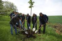 Von links. Dieter Zeiß (vorne, Vorstand der NVS Natur-Stiftung Südpfalz). Dahinter die Leiterin der Grundschule Insheim, Indra Grünenwald mit Tochter. Dahinter Georg Kern (Erster Kreisbeigeordneter), Bürgermeister der VG Herxheim Christian Sommer, Erster Beigordneter des Ortsgemeinderat Insheim Dieter Kost, Landrat Dietmar Seefeldt, Kurt Garrecht, Erster Vorsitzender des Naturschutz-Verbandes Südpfalz. Foto. KV. SÜW. Frei. 