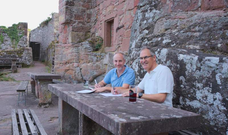 Landrat Dietmar Seefeldt (rechts), Vorsitzender des Madenburgvereins, und Pächter Sven Buchwald bei der Unterzeichnung des neuen Pachtvertrags für die Madenburgschänke. Foto. KV. SÜW. 