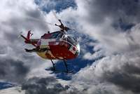 Nach einem Frontal-Chrash bei Lug am gestrigen Dienstag musste ein Beteiligter per Rettungshubschrauber in ein Krankenhaus geflogen werden. 