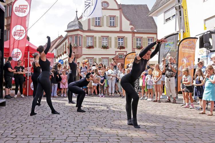 Rund um und auf dem Marktplatz steppte der Kindertag des Werbekreises BZA. Foto. Norman Krauß. 