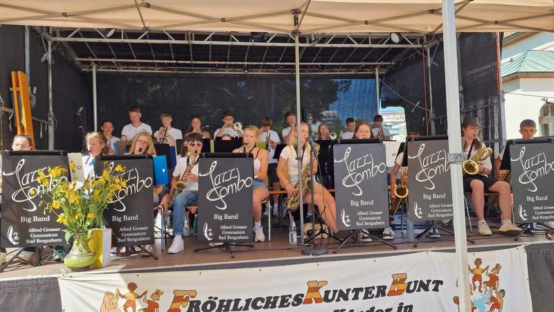 Die Jazz-Combo des Alfred-Grosser-Schulzentrums rockt das FKB-Fest am Schloss. Foto. rw. 