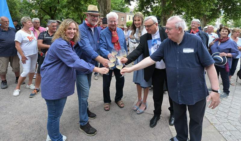 Anstoßen. Vor dem SPer Dom. Kirrweiler hat heute seinen Weinzehnt abgeliefert. Foto. Klaus Landry. Frei.