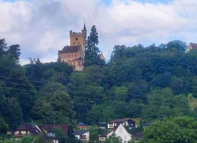 Am Wegesrand. Burg Hohenmühringen im Eyachtal, in der Nähe von Horb am Neckar. Foto. Getto. 
