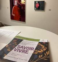 „Savoir vivre“, so lautet das Motto der aktuellen Kulturtage des Landkreises SÜW. Im Hintergrund des Fotos sind Gemälde von Ulli Bomans zu sehen. Archivfoto. KV. SÜW. Frei. 