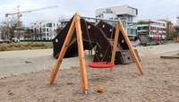 Die neue Schaukel im LDer Südpark freut sich ab sofort auf viele Kids. Foto. Stadt. LD. Frei. 