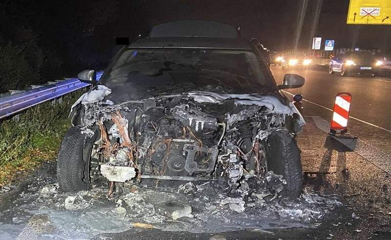 Die Front des Jaguar-SUV ging auf der A 650 bei LU plötzlich in Flammen auf.