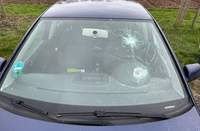 Die Täter haben in Freimersheim an diesem Mercedes die Front und Fahrerseitenscheibe eingeschlagen ...