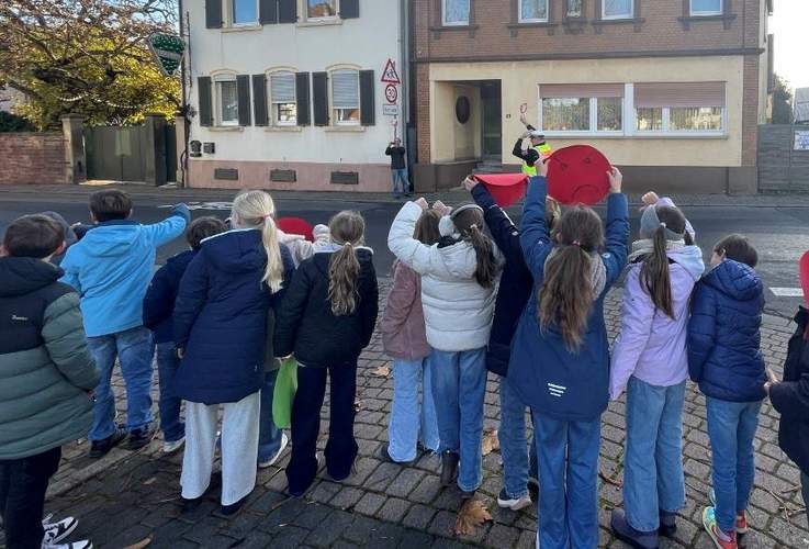 Grundschüler in Edeseheim kontrollierten mit der Polizei am gestrigen Dienstmorgen den Verkehr auf ihrem Schulweg. 