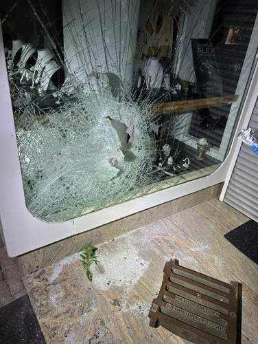 Demoliert. Ein Sicherheitsglas-Schaufensters eines Juweliers in der FuZo von PS. Gestohlen wurde offensichtlich nichts. 