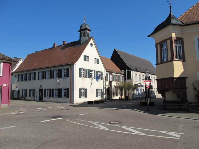 Noch herrscht Ruhe. Aber morgen, Samstag, steppt hier der Bär beim vorweihnachtlichen Erlebnismarkt in Klingenmünster. Hier zu sehen der Knotenpunkt in der Dorfmitte mit dem Rathaus und der Weinstraße. Foto. rw. 