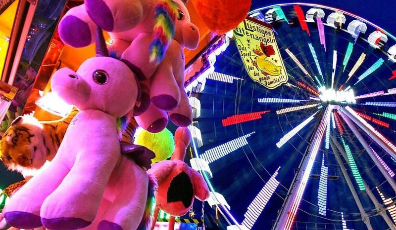 Fahrgeschäfte wie das Riesenrad locken auf die Mess'. Foto. Stadt. KA. Roland Fränkle. Frei. 