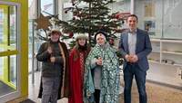 Bürgermeister Christian Burkhart mit den Sternsingern im Foyer der Verwaltung. Foto. VG Annweiler. Pressefrei. 