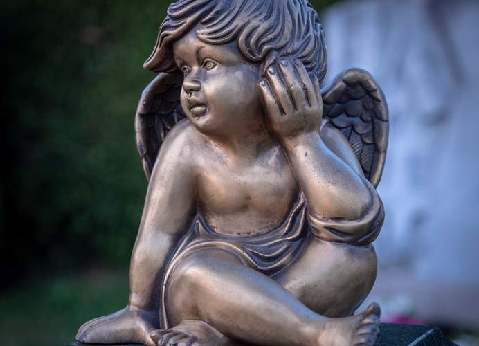 Auf dem Queichheimer Friedhof wurde Bronzeverzierung von einem Grab gestohlen. 