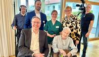 Von links. 1. Reihe. Alexander Schweitzer gemeinsam mit Hospizgast Frau Brenner mit Therapiehündin „Smilla“. 2. Reihe. Florian Björn Siefkes, Redakteur nordicfilm, Jorge Costa, Hospiz-Leitung, Fatima Jäger, Pflegefachkraft, Doris Verveur, Ehrenamtliche im Hospiz, Oliver Lembke, Kameramann nordcifilm. Foto. Jonas Nahnsen. Pressefrei.