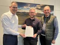 Landrat Dietmar Seefeldt, Stadtbürgermeister Daniel Poth und Erster Kreisbeigeordneter Georg Kern (von links nach rechts) bei der Bescheidübergabe. Foto. KV. SÜW. Frei.