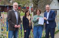 Bei der Bescheid-Übergabe von rechts. Landrat Dietmar Seefeldt, Kita-Leiterin Eva Waldenberger, Gabriele Flach, Bürgermeisterin der Verbandsgemeinde Maikammer und Kirrweilers Ortsbürgermeister Rolf Metzger. Foto. KV. SÜW. Pressefrei.