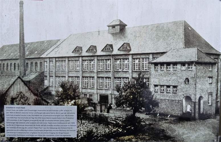 Teilansicht der einstigen Schuhfabrik Johann Naab, damals eine von über 30 in Hauenstein. Der (jüngere) Anbau wurde erhalten und zum Bürgerhaus umgestaltet (nicht auf dem Foto). Das damalige Betriebsgelände, der heutige Johann-Naab-Platz, ist eines der Veranstaltungs-Zentren des Jubiläumsfestes 2026. Foto. OG Hauenstein. Repro. W. G. Stähle.