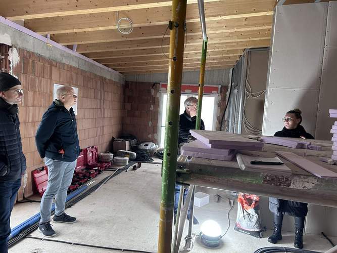 Einen ersten Eindruck von der künftigen, zentralen Anlaufstelle der Flemlinger Wehr machten sich Bürgermeister Daniel Salm und Erster Beigeordneter Eberhard Frankmann gemeinsam mit den Kollegen des Fachbereichs Bauen und Umwelt der VG-Verwaltung Edenkoben.