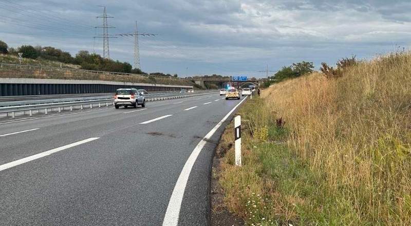 Zu flott auf regennasser Fahrbahn unterwegs. Schlingernd in den Grünstreifen. Auf der B 10 bei LD. 