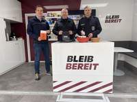 Der Annweilerer Bürgermeister Christian Burkhart mit Stephan Tusch und Ernst Bosch im Infomobil, das die Bevölkerung auf Katastrophen vorbereiten soll. Foto. vgv. Frei.