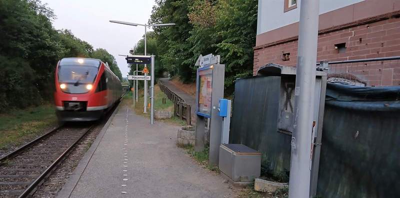 Der Automat für Fahrscheine und Auskünfte am Bahnhaltepunkt in Hauenstein ist seit mindestens vier Tagen ersatz- und hinweislos abgebaut. Geblieben ist der mit einer Platte abgedeckte Betonsockel sowie der desolate Gesamteindruck. Foto. W. G. Stähle.