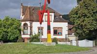 Nach der Verhüllungsaktion der illegal aufgebrachten Deutschland-Fahne mit Bundesadler an der Skulptur am Bahnhofskreisel, wurde die "Verkpackung" noch am selben Abend wieder entfernt. Foto. rw. 
