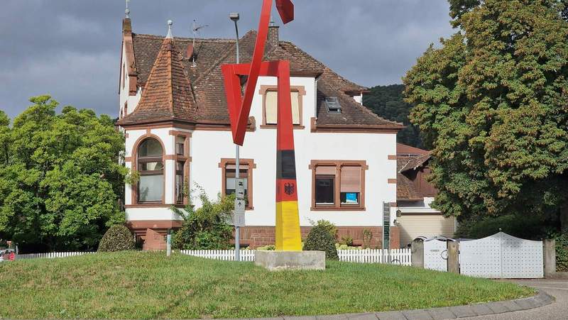 Nach der Verhüllungsaktion der illegal aufgebrachten Deutschland-Fahne mit Bundesadler an der Skulptur am Bahnhofskreisel, wurde die "Verkpackung" noch am selben Abend wieder entfernt. Foto. rw. 