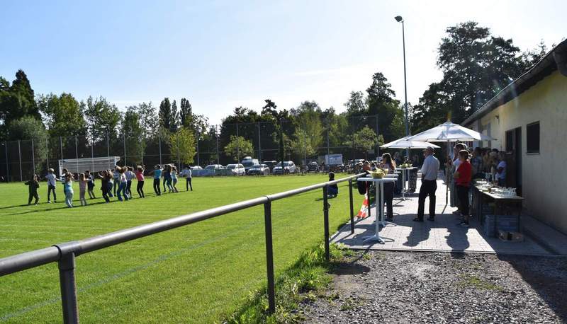 Der neue Rasenplatz wurde bei der offiziellen Einweihung gleich von den Grundschul-Kids eingetanzt. Foto. Stadt. LD. Pressefrei. 