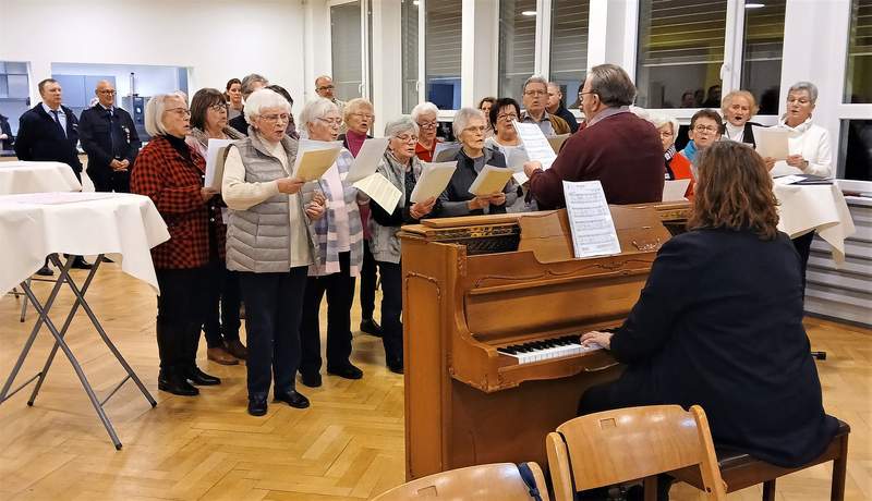 Der Gemischte Chor des MGV Hinterweidenthal, verstärkt durch den evangelischen Kirchenchor. | Foto. W. G. Stähle.