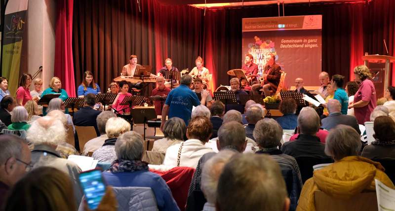 Auch dieses Jahr treffen sich am 3. Oktober Singbegeisterte im Dorfgemeinschaftshaus in Bornheim. Wie hier auf dem Bild zu „Deutschland singt und klingt". Foto. KV. SÜW. Pressefrei. 