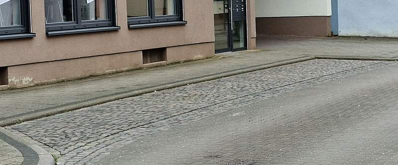 ... Und am Mittwoch sah es nicht viel besser aus. Der firmeneigene P-Platz rund 200 Meter weiter hingegen war leer. Foto. rw.