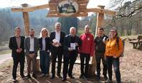 Sie haben die Lauschtour im Wildpark schon getestet. Christian Burkhart, Frédéric Siebenhaar, Elke Mandery, Dietmar Seefeldt, Hans-Ulrich Ihlenfeld, Svend Larsen, Daniel Kraus und Uta Holz (von links). Foto. KV. SÜW. Frei. 