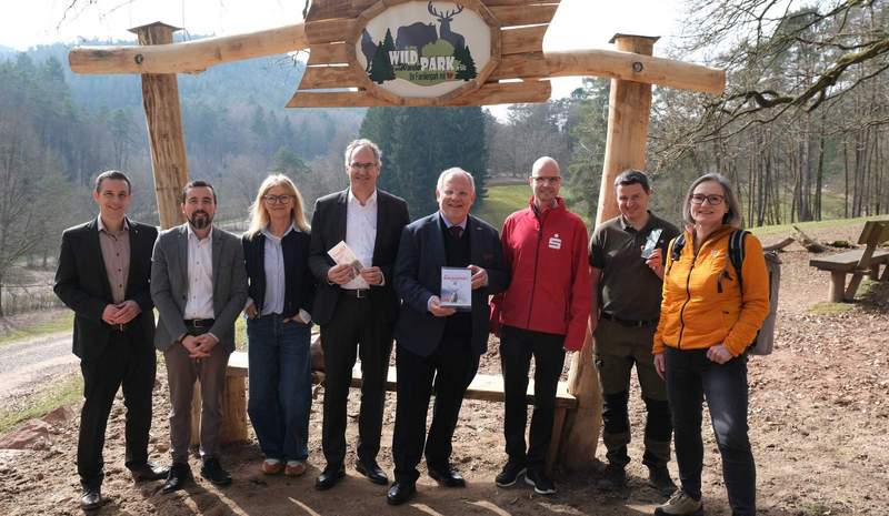 Sie haben die Lauschtour im Wildpark schon getestet. Christian Burkhart, Frédéric Siebenhaar, Elke Mandery, Dietmar Seefeldt, Hans-Ulrich Ihlenfeld, Svend Larsen, Daniel Kraus und Uta Holz (von links). Foto. KV. SÜW. Frei. 