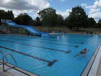 Weitgehend so leer dürfte das Freibad BZA ab der Saison-Eröffnung am 29. Mai bleiben. Die Schwimm-Abteilung des TV BZA verlegt ihr Training wegen des kalten Wassers nach Offenbach und Annweiler. Der Betrieb des hier abgebildeten Nichtschwimmerbeckens ist aufgrund defekter Leitungen eh nicht sicher. Schulschwimmen: Großes Fragezeichen. Foto. rw.