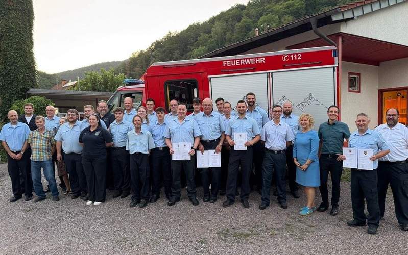 Bürgermeister Christian Burkhart (3.v.r.), Stadtbürgermeisterin Carmen Winter (4.v.r.), Wehrleiter Bernd Pietsch (rechts), der stellvertretende Wehrleiter Andre Schuster (links) und Ortsvorsteher Andreas Hauck (3.v.l.) mit der frisch gebackenen Ortswehr Gräfenhausen. Foto. VG. Annweiler. Frei. 