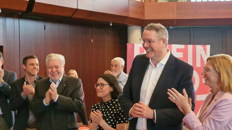 11.51 Uhr. Samstag, Haus des Gastes BZA. Das Ergebnis zur Kandidatur von Alexander Schweitzer (BZA) für die SPD im Wahlkreis 49 zur Landtagswahl in 2026 wird verkündet. 100 Prozent. Foto. rw. 