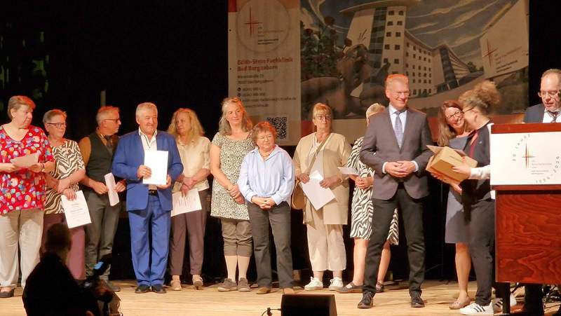 Am Ende des Festaktes wurden langjährige Mitarbeiter geehrt. Foto. rw. 