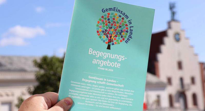 Ein neuer Flyer gibt eine Übersicht über Begegnungsangebote in LD. Foto. Stadt. LD. Frei.