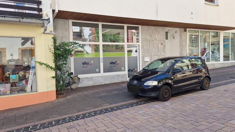 Gegenüber des historischen Rathauses hat der Kreis das Ladengeschäft für Kurse der Kreisvolkshochschule angemietet. Es herrscht Kurs-Stimmung. Foto. rw. 