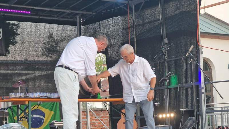 Das erste Mal in seiner Amtszeit hatte MP Alexander Schweitzer ein Weinfass (gespenet vom BZAer Weingut Hitziger) anzustechen. Sonst bisher nur Bier. Es hat geklappt. Foto. rw. 