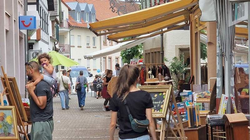 Jede Menge (antiken) Trödel gab es in der FuZo von BZA zu bestaunen und zu erstehen. Foto. rw. 