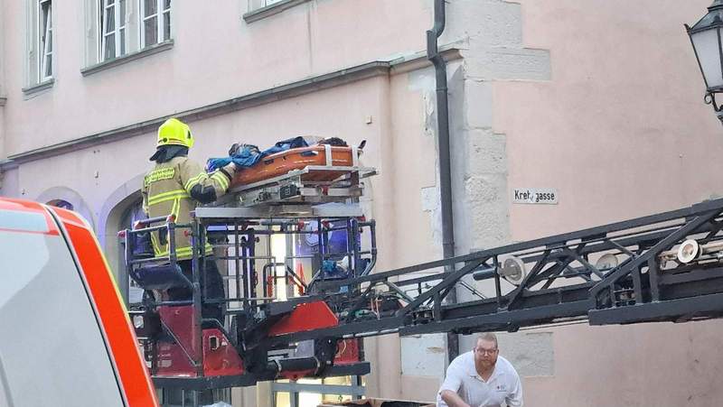 Die Feuerwehr bei der Bergung des jungen Mannes in der FuZo in BZA. Foto. rw. 